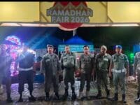 NYAMAN. Satpol PP Gowa melakukan pengamanan di UMKM Ramadhan Fair di Kabupaten Gowa.