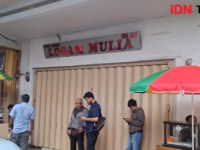 Toko Emas "Logam Mulia" di Jalan Somba Opu Makassar nyaris dirampok setelah seorang perempuan nekat membakar toko tersebut.