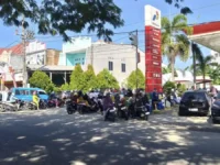 ANTREAN. Sejumlah pengendara mengantri di SPBU di Sinjai demi mendapatkan pertalite.