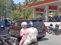 Antrean BBM di SPBU Enrekang