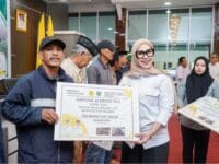 GRATIS. Bupati Barru, Andi Ina Kartika Sari saat menyerahkan bantuan Alsintan kepada sejumlah kelompok tani di Barru.