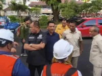 UKUR. Anggota Komisi D DPRD Sulsel mengecek ketebalan aspal di Jalan Hertasning.