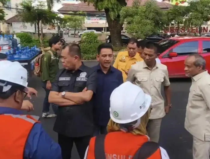 UKUR. Anggota Komisi D DPRD Sulsel mengecek ketebalan aspal di Jalan Hertasning.