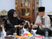 WEJANGAN. Bupati Gowa, Sitti Husniah Talenrang saat bertemu dengan sesepuh dan tokoh politik Gowa, Mallingkai Maknum.