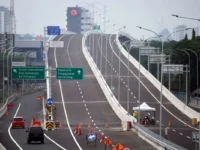 MENINGKAT. Jalan tol di Kota Makassar diprediksi akan mengalami peningkatan trafik menjelang lebaran.