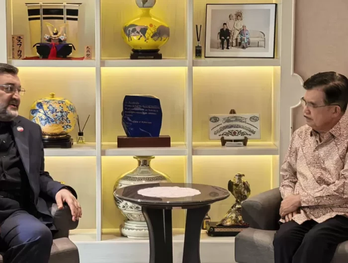 Mantan Wakil Presiden ke-10 dan ke-12 Jusuf Kalla menerima kunjungan Duta Besar Iran untuk Indonesia, Mohammad Boroujerdi, di kediamannya di Jakarta Selatan, Selasa (3/3/2026