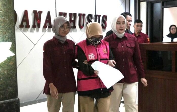 TERSANGKA. Kejati Sulsel kembali menahan satu orang tersangka dugaan korupsi proyek nanas di Kabupaten Barru.