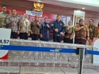 SITAAN. Kejaksaan Negeri Jakarta Barat menyerahkan Rp 530 miliar uang rampasan dari kasus judi online kepada kas negara melalui Kementerian Keuangan pada Jumat (13/3/2026)