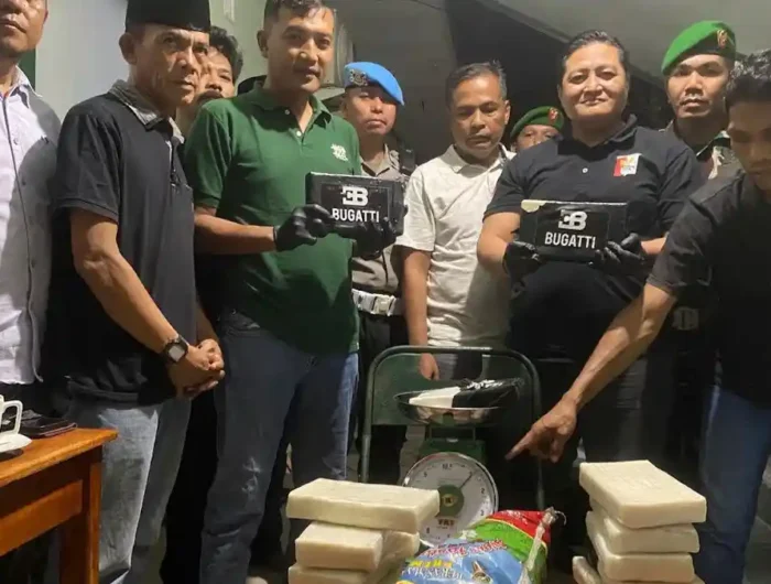 DIAMANKAN. Polisi mengamankan paket bertulis "Bugatti" yang ditemukan di pesisir pantai Selayar. Belakangan, paket itu diketahui adalah kokain.