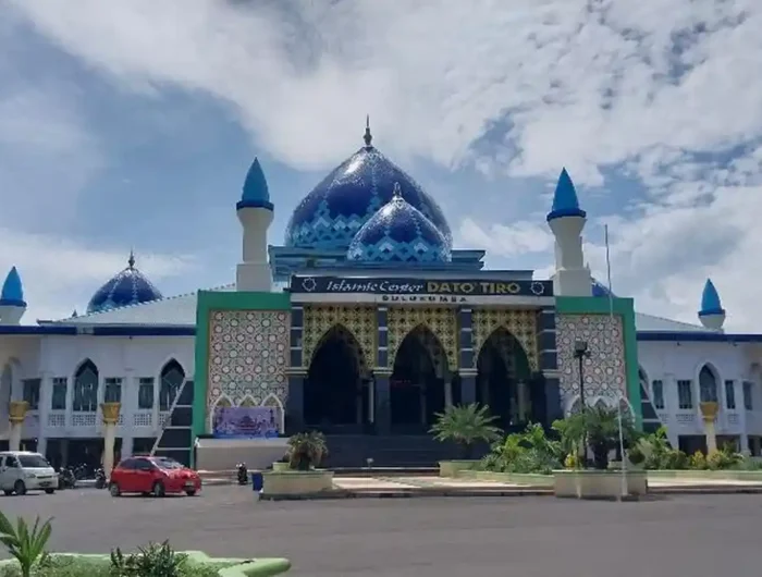 REST AREA. Masjid Islamic Center Dato Tiro Bulukumba akan menjadi masjid utama ramah pemudik. Masjid ini akan berfungsi sebagai rest area untuk pemudik yang dilengkapi makanandan minuman gratis.