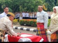 ADAT. Bupati Bone, Andi Asman Sulaiman melakukan mutasi di hari pertama kerja setelah libur lebaran.