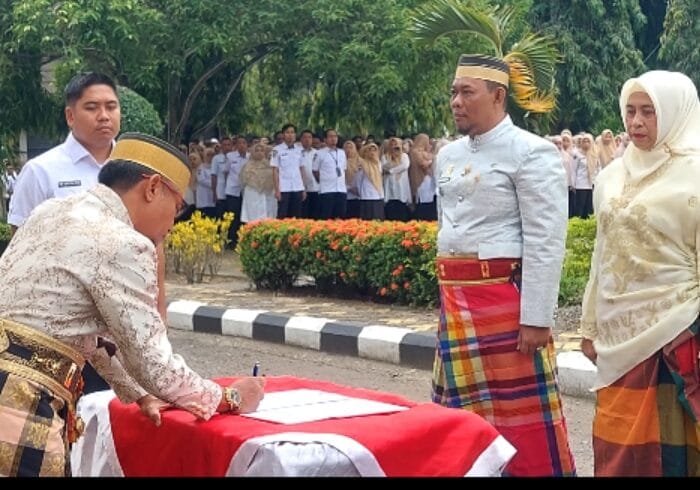 ADAT. Bupati Bone, Andi Asman Sulaiman melakukan mutasi di hari pertama kerja setelah libur lebaran.