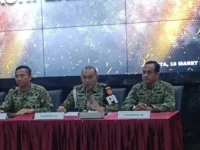 TERSANGKA. Komandan Pusat Polisi Militer (Danpuspom) TNI Mayor Jenderal TNI Yusri Nuryanto memberikan keterangan resmi di Mabes TNI, Jakarta, pada Rabu, (18/03/2026)