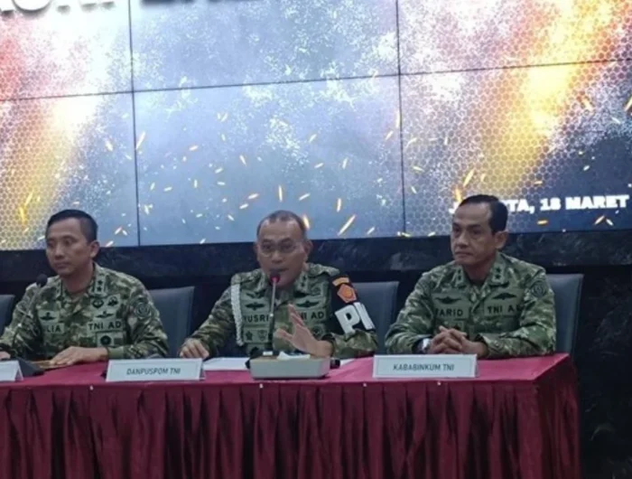 TERSANGKA. Komandan Pusat Polisi Militer (Danpuspom) TNI Mayor Jenderal TNI Yusri Nuryanto memberikan keterangan resmi di Mabes TNI, Jakarta, pada Rabu, (18/03/2026)