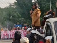DEMO. Kelompok Masyarakat Lingkar Tambang di Kabupaten Enrekang melakukan aksi unjuk rasa di depan Polres Enrekang.