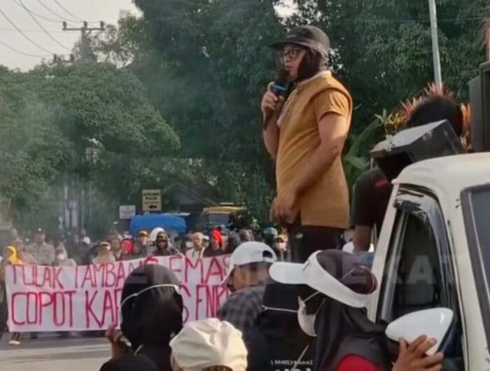 DEMO. Kelompok Masyarakat Lingkar Tambang di Kabupaten Enrekang melakukan aksi unjuk rasa di depan Polres Enrekang.