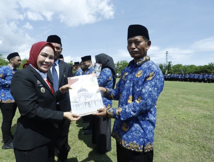 MOGOK, Wali Kota Palopo, Naili Trisal menyerahkan SK pengangkatan PPPK PW di Kota Palopo.