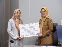 HAK ASN. Bupati Gowa, Sitti Husniah Talenrang menyerahkan santunan jaminan kematian dari PT Taspen Persero kepada ahli waris almarhum Syamsu Alam di Ruang Rapat Bupati Gowa, Kantor Bupati Gowa, Senin (2/3).