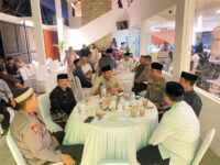 SILATURAHMI. Ketua DPRD Bantaeng, H Budi Santoso bersama dengan Bupati Bantaeng, Fathul Fauzy dan forkompimda saat buka puasa bersama di serasa kafe, Pantai Seruni, Bantaeng.