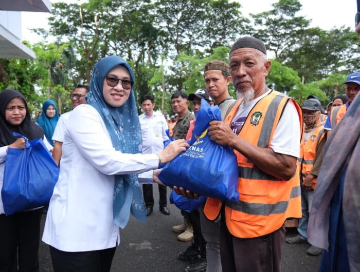PAKET. Bupati Gowa, Sitti Husniah Talenrang saat menyerahkan bantuan paket lebaran kepada tenaga outsourching di Kabupaten Gowa.