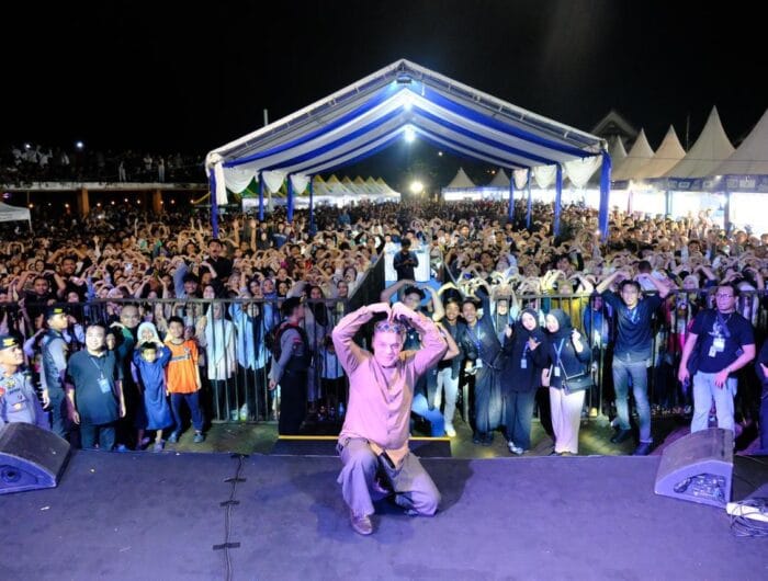 DAMAI. Penyanyi religi, Haddad Alwi saat hadir di Hati Damai Fest di lapangan Syech Yusuf Gowa, Jumat, 13 Maret 2026.