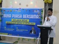 KEBERSAMAAN. Ketua yayasan Pendidikan Akasyah, Dr. H. Rohandi saat membawakan sambutan dalam acara berbuka puasa bersama di SIT Al Qalam Gowa.