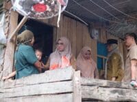 KEMANUSIAAN. Bupati Gowa, Sitti Husniah Talenrang dalam kegiatan bakti sosial Dharma Wanita Persatuan (DWP) Kabupaten Gowa di Kantor Camat Somba Opu, Senin (16/3).