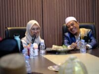 SILATURAHMI. Bupati Gowa, Sitti Husniah Talenrang saat melakukan diskusi dengan pimpinan daerah muhammadiyah Gowa.