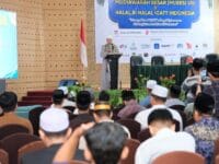 TEKAN BUTA HURUF. Bupati Gowa, Sitti Husniah Talenrang saat meghadiri Musyawarah Besar dan Halal bi Halal Ikatan Cendekiawan Alumni Timur Tengah (ICATT) Indonesia, di Hotel UIN Makassar, Sabtu (28/3).