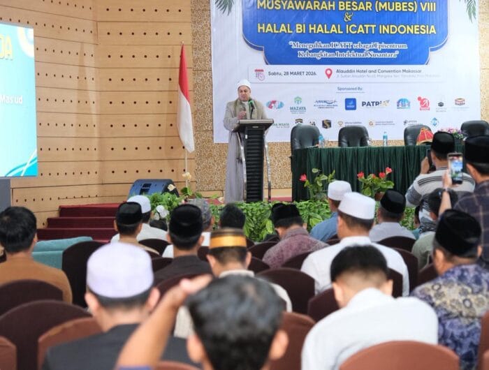 TEKAN BUTA HURUF. Bupati Gowa, Sitti Husniah Talenrang saat meghadiri Musyawarah Besar dan Halal bi Halal Ikatan Cendekiawan Alumni Timur Tengah (ICATT) Indonesia, di Hotel UIN Makassar, Sabtu (28/3).