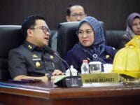 FOKUS. Bupati Gowa, Sitti Husniah Talenrang bersama Wakil Bupati Gowa, Darmawangsyah Muin dalam dalam Rapat Paripurna DPRD Gowa di Ruang Rapat Paripurna Kantor DPRD Gowa, Minggu (29/3)