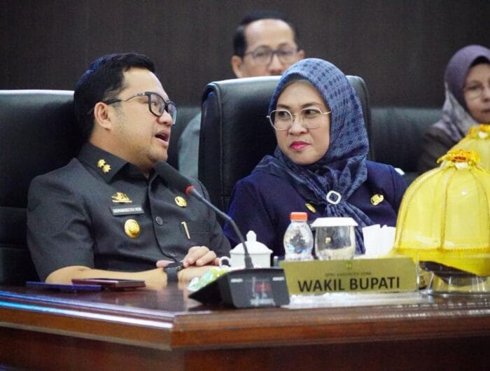 FOKUS. Bupati Gowa, Sitti Husniah Talenrang bersama Wakil Bupati Gowa, Darmawangsyah Muin dalam dalam Rapat Paripurna DPRD Gowa di Ruang Rapat Paripurna Kantor DPRD Gowa, Minggu (29/3)
