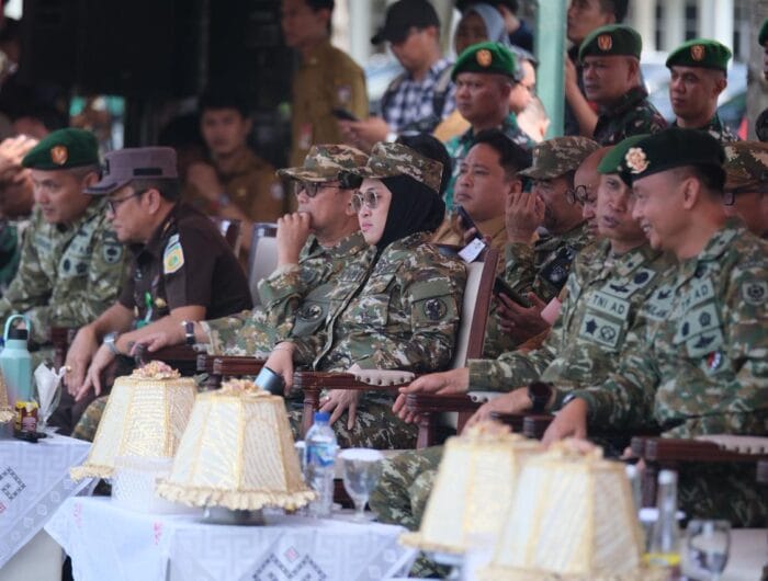 DISIPLIN. Bupati Gowa, Sitti Husniah Talenrang saat menghjadiri pembukaan Latsarmil Komcad di Pakatto, Gowa.