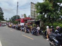 ANTREAN. Antrean panjang di SPBU Enrekang.