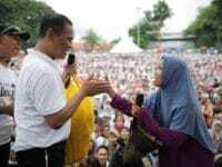 MODAL. Menteri Pertanian RI, Andi Amran Sulaiman saat menyerahkan bantuan modal ke pengusaha kerupuk di Bone. Bantuan modal itu diserahkan pada jalan sehat Hari Jadi Bone ke-696 di Lapangan Merdeka Watampone, Minggu (05/04/2026).