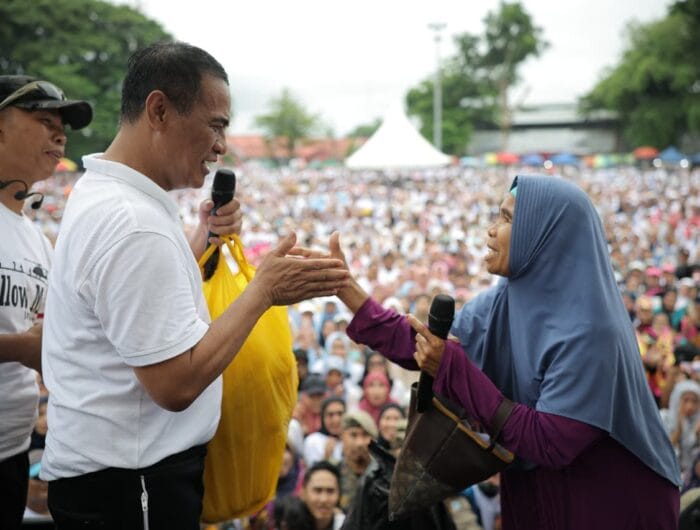 MODAL. Menteri Pertanian RI, Andi Amran Sulaiman saat menyerahkan bantuan modal ke pengusaha kerupuk di Bone. Bantuan modal itu diserahkan pada jalan sehat Hari Jadi Bone ke-696 di Lapangan Merdeka Watampone, Minggu (05/04/2026).