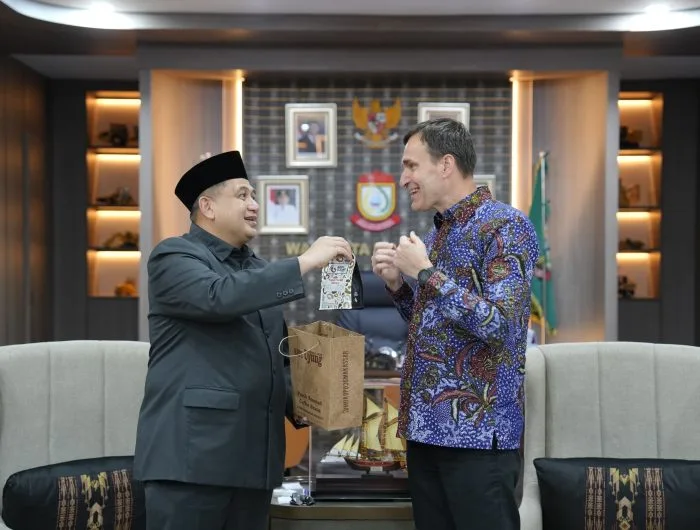 KERJA SAMA. Wali Kota Makassar, Munafri Arifuddin saat bertemu dengan Dubes Finlandia untuk Indonesia di Balai Kota Makassar, Rabu, 15 April 2026.