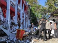 RUSAK. Sebuah bangunan rusak akibat gempa magnitudo 7,9 di Manado, Sulawesi Utara.