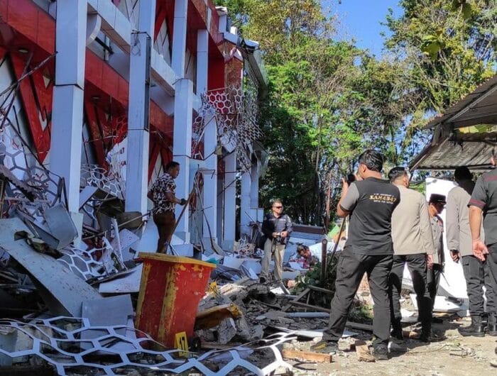 RUSAK. Sebuah bangunan rusak akibat gempa magnitudo 7,9 di Manado, Sulawesi Utara.