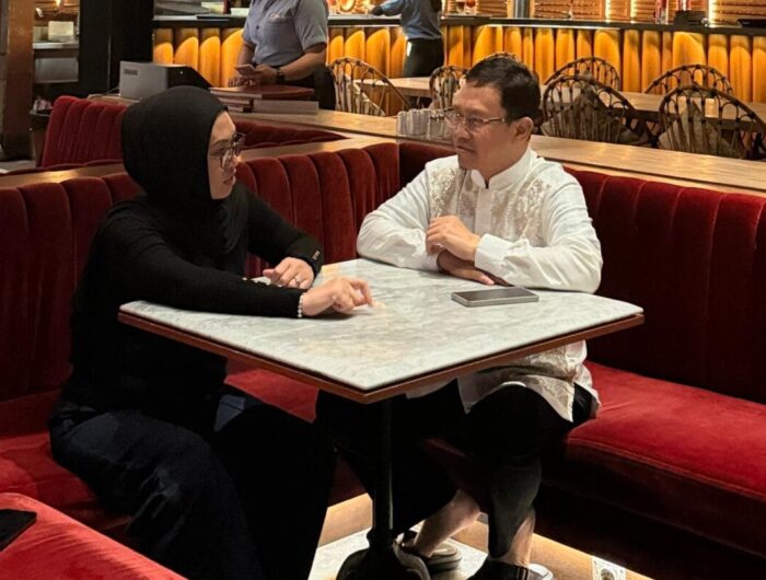 DAMAI. Bupati Gowa, Sitti Husniah Talenrang kembali bertemu dengan Amir Uskara. Rival politik di Pilkada Gowa 2024, lalu ini terlihat santai dalam pertemuan itu.