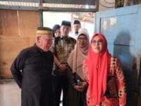 TEPAT SASARAN. Bupati Gowa, Sitti Husniah Talenrang saat memantau rumah keluarga miskin ekstrem yang baru saja tersentuh bantuan di Kecamatan Bajeng, Kamis, 02 April 2026.