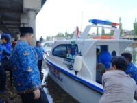 PELAYANAN. Bupati Pangkep, Muhammad Yusran Lalogau (MYL) menyerahkan ambulans laut untuk lima Puskesmas wilayah kepulauan pada 2023 lalu.