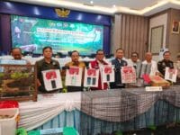 BUKTI. Polisi memperlihatkan barang bukti satwa yang diselundupkan dari NTT.