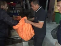 Polisi melakukan evakuasi mayat yang ditemukan membusuk dalam kantongan plastik sampah di Soppeng.