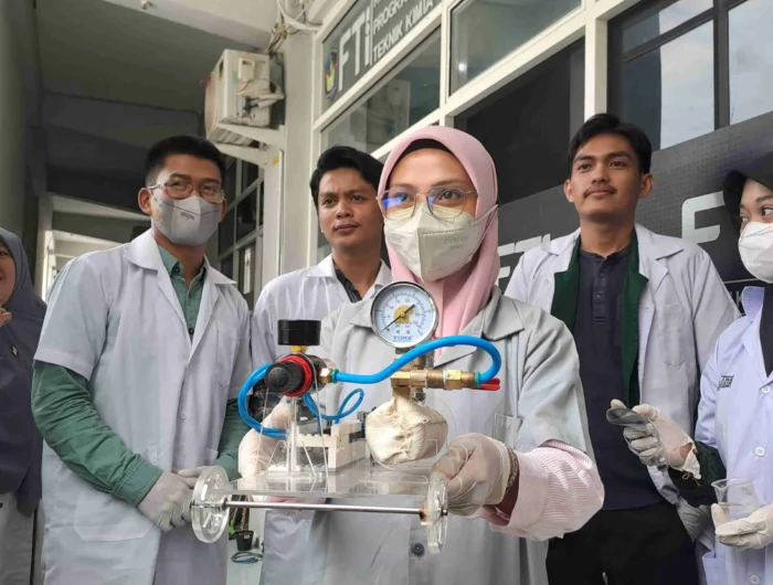 RAMAH LINGKUNGAN. Mahasiswa FTI UMI Makassar menciptakan prototipe mobil berbahan bakar hidrogen.