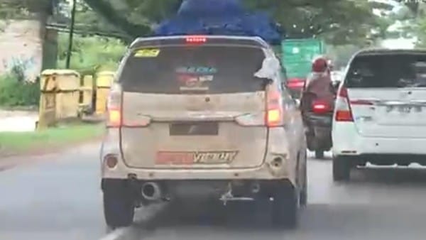Potongan gambar mobil Avanza yang melaju kencang di Trans Sulsel menuju Kabupaten Pangkep. Mobil ini ternyata mengangkut jenazah.