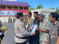 PENGHARGAAN. Polres Gowa memberikan penghargaan kepada nelayan penemu 25 kilogram kokain di Selayar.