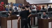 NGOTOT. Suasana Rapat Dengar Pendapat (RDP) di DPRD Barru yang membahas tentang keberadaan PT Conch di Barru.