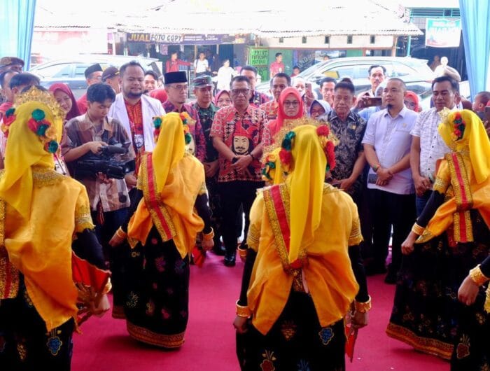 EFEKTIF. Bupati Gowa, Sitti Husniah Talenrang saat meninjau langsung optimalisasi gedung baru di Puskesmas Bajeng. Tindakan medis di Puskesmas ini bisa lebih cepat dan efektif berkat gedung baru ini.