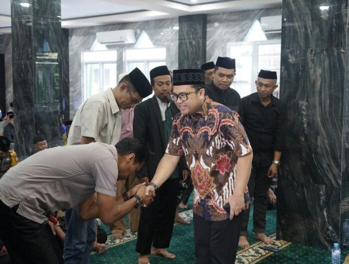 KEBERSAMAAN. Wakil Bupati Gowa, Darmawangsyah Muin saat menghadiri Halal Bihalal yang dirangkaikan dengan peresmian Masjid Baitul Iman Borongbilalang di Desa Julubori, Kecamatan Pallangga, Kabupaten Gowa, Sabtu (4/4).